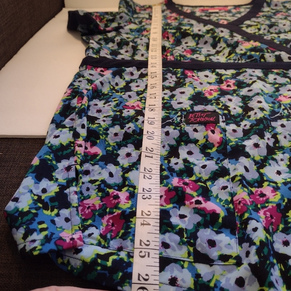 Betsy Johnson scrub top with charm sz M - Picture 5 of 10